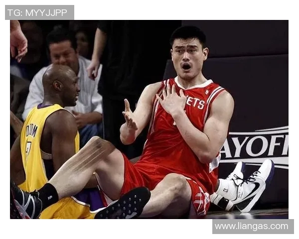 姚明与加内特内线对决的传奇时刻与篮球智慧的碰撞