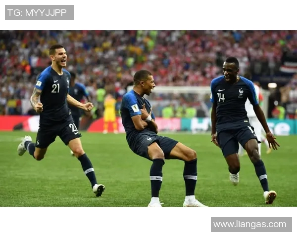 足球明星激烈争吵现场曝光引发球迷热议纷纷讨论背后原因与影响