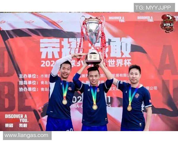 足球明星盛装出席领奖典礼合影留念展现风采与荣耀