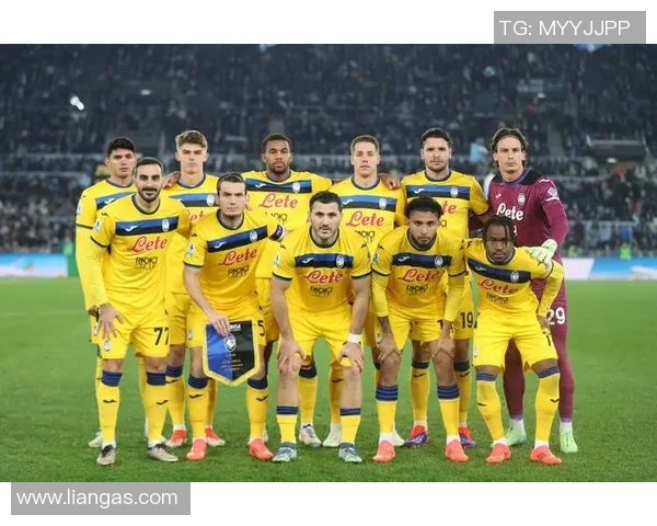 足球明星全力护航女友生活揭秘背后的甜蜜与挑战 足球明星全力护航女友生活揭秘背后的甜蜜与挑战