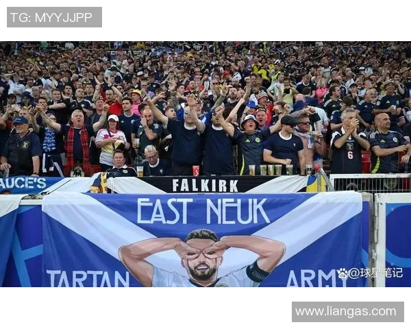 足球明星遭热情球迷紧紧拥抱感受温暖瞬间引发全场欢呼